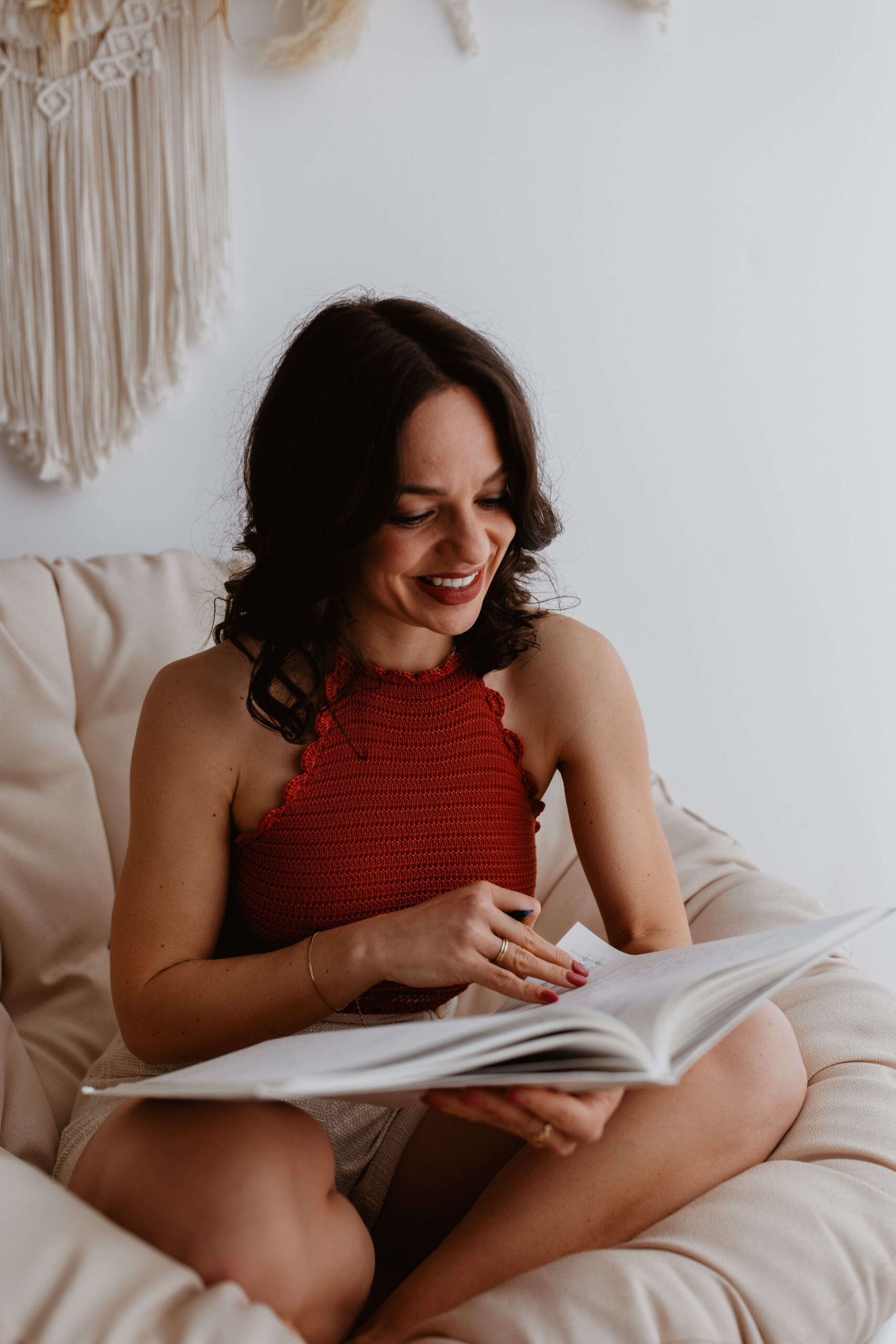 Traurednerin Helene Bauer bei der Konzeption einer freien Trauung in München.